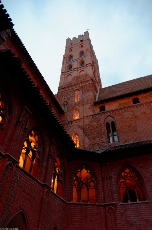 Zamek w Malborku nocą