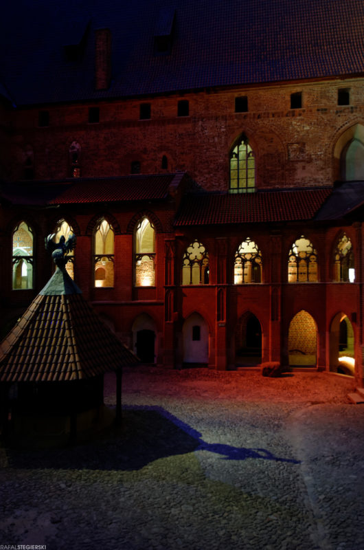 Zamek w Malborku nocą