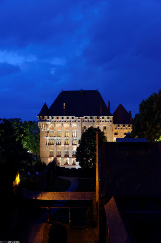 Zamek w Malborku nocą